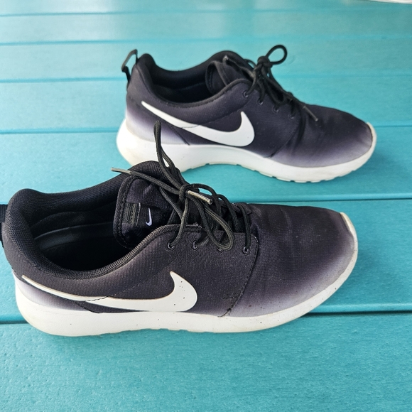 Nike Roshe Running Shoes Black and White Women's Size 7.5 - Picture 1 of 7